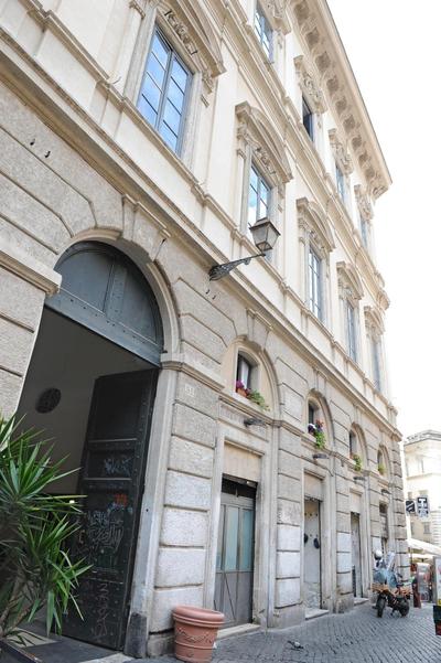 Flowers Apartments Rome City Center