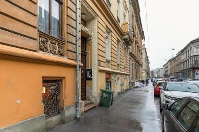 Golden Star Apartment - Spacious City Center Stay