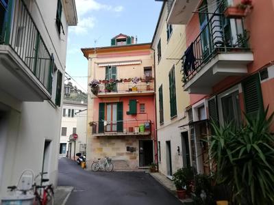 DELIZIOSO ATTICO CON AMPIO TERRAZZO e GARAGE A DUE PASSI DAL MARE e DALLE CINQUETERRE LT-0485