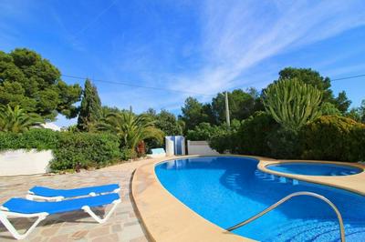 Villa totalmente independiente con piscina comunitaria