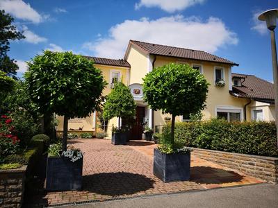 DAS KLEINE HOTEL IPHOFEN, Frühstückszauber, no waste, nachhaltig, nahe aller Weingüter, KNAUF GIPS KG und ConneKT, kleines Secret mit Garten & Terrassen, T