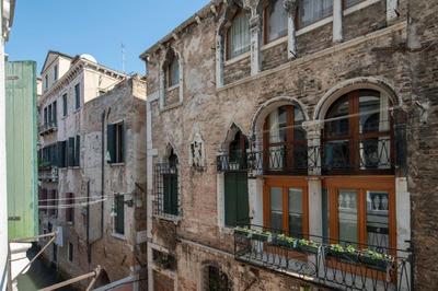 Apartment Ponte Raspi Canal View