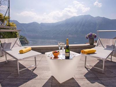 SALA COMACINA APARTMENT NO 4-SLEEPS 10 by Italian Apartments