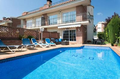 Casa con piscina en costa Barcelona