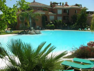 Estepona - Playa - Villa en urbanización de Park Beach con jardín PB20
