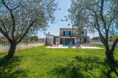 Villa Pomer with a private Swimming pool near the Sea