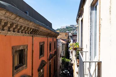 Spaccanapoli casa tre santi