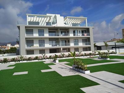 Apartamento en primera línea de playa, con piscina y garaje en Torrox Costa