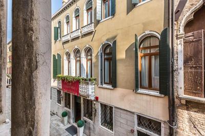 Ca' del Monastero 4 Collection Apartment up to 8 Guests with Lift