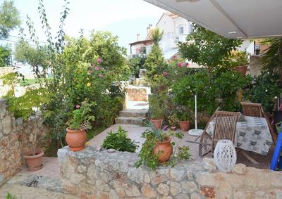 MARILIA Poolside Apartment