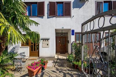 Apartment Roza, sea view, free parking