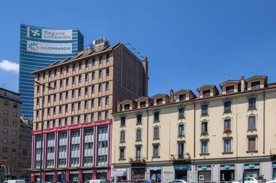 The Wine Cave - Via M Gioia, 47 - Huge Elegant 110 sqm Peaceful Retreat in Milan, 2 bedrooms, 8 minutes walking from Central Station, Milan