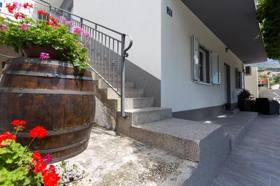 Apartments Lidija - sea view apartment with exclusive right of using hot tub or split level apartment with exclusive right of using pool