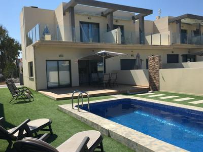 Duplex con piscina individual y vistas al mar en Torrevieja