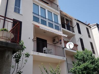 Charming Hill Apartment