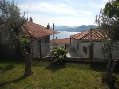 Dora's House comfortable apartment with a yard and view