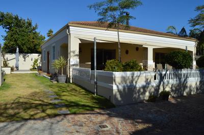 African Palm Cottage and Guesthouse