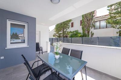Villa Star 2 a centrally located ap. with a pool