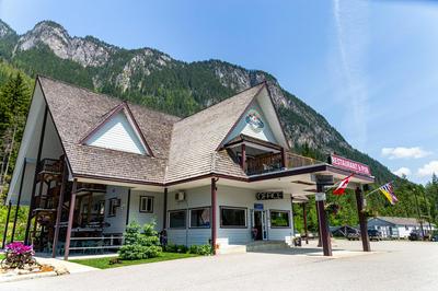 Peaks Lodge