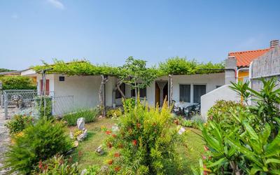 Apartment Crveni - a three bedroom apartment with a stunning sea view