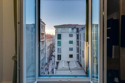 Downtown Marcius Luxury Apartment with Jacuzzi & Sauna