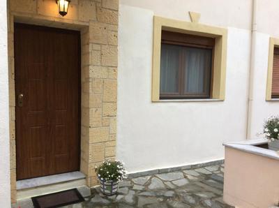 Mary-Ann's Deluxe Apartment , 5km from PEREA