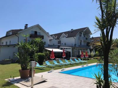 Superior-Apartment mit Pool und Seezugang