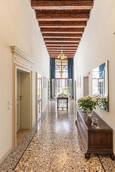 Ca' Romantica terrace with Balcony and side Canal view