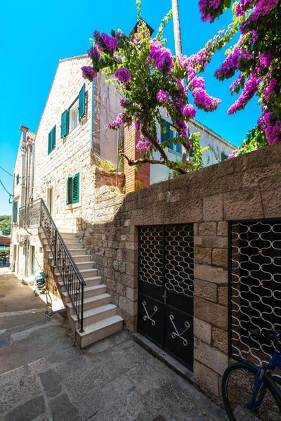 Sun and stone apartment