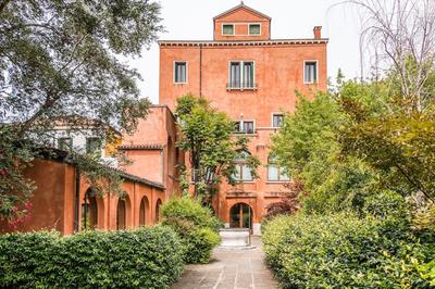Carmini Canal View & Lift by LionHost