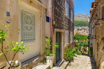 Old Town House with Floor Heating & Lush Private Garden