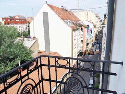 White Pearl Rooms near Gozsdu