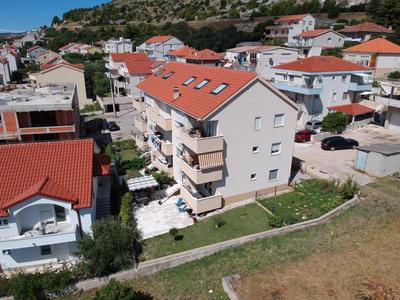 Albatros Apartment with Private Garden,Trogir