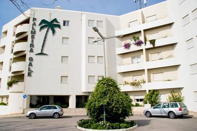 O Apartamento A Ramos Palmeira Galé Está inserido num Condomínio com PISCINA, Fica apenas a 250 Metros da Praia da Galé - Apartamento com Ar Condicionado n