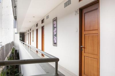 RedDoorz Near Trans Studio Mall 3