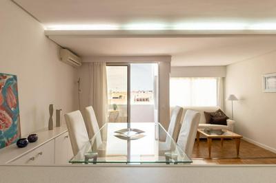 Light and bright apartment in central Valencia