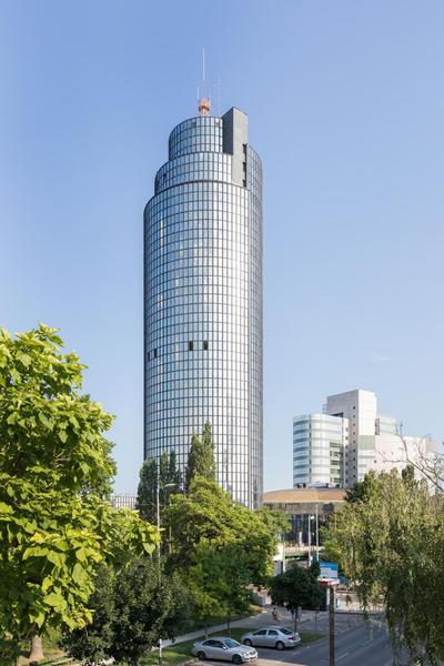 Spacious 2BDR Apartment with balcony - FREE PARKING