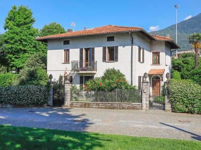 VILLA LAGO FOREGROUND Lakefront Three Bedroom with Balcony Bike and Boat Experience