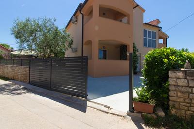 Charming villa Petroro with pool, 900m from the beach