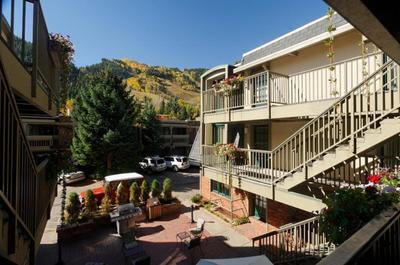 Chateau Dumont Unit 10, Centrally Located Condo, 1 Block from the Gondola