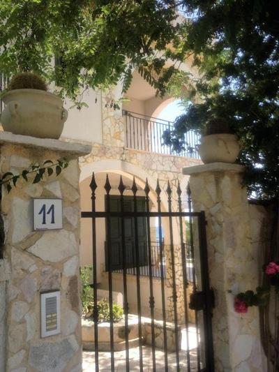 Villa Ceni - Appartamenti con camere, cucina, wc e terrazza sul mare in villa con piscina, giardino e parcheggio