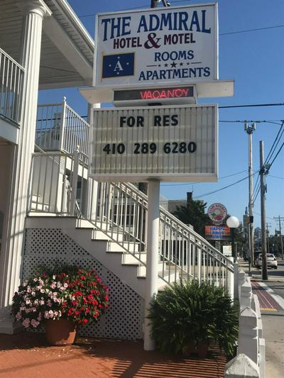 The Admiral Hotel/Motel, Billede 2