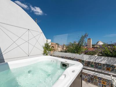 "Bea's Terrace" - Private Jacuzzi and panoramic rooftop in the City Centre