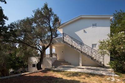 Dolores Apartments