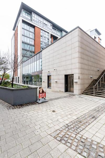 Spacious Excel London Apartment with Balcony, River View and Parking Sleeps 8