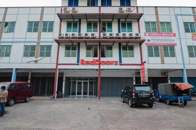 RedDoorz Plus near Kepri Mall