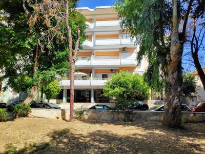 Ολόκληρο διαμέρισμα στόν τρίτο όροφο μέ σαλόνι ,δύο υπνοδωμάτια , κουζίνα , μπάνιο ,καί μεγάλα μπαλκόνια μέ ωραία θέα πάρκου καί ιδιωτικὸ πάρκιν γιά επιβατ