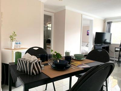 Entire Private Suite - 5 Min Walk to SkyTrain, Free Parking, 15 Mins to Downtown