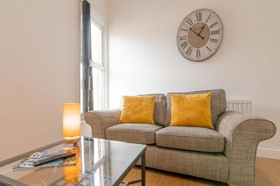 1 Bed Apt near Hospital and Stadium Free Parking Work or Leisure