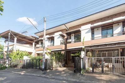 Loft Style Townhouse Near Old City